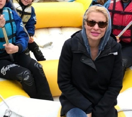 Η Ελένη Μενεγάκη πήγε για rafting με τα παιδιά της: Ποζάρει μαζί τους!